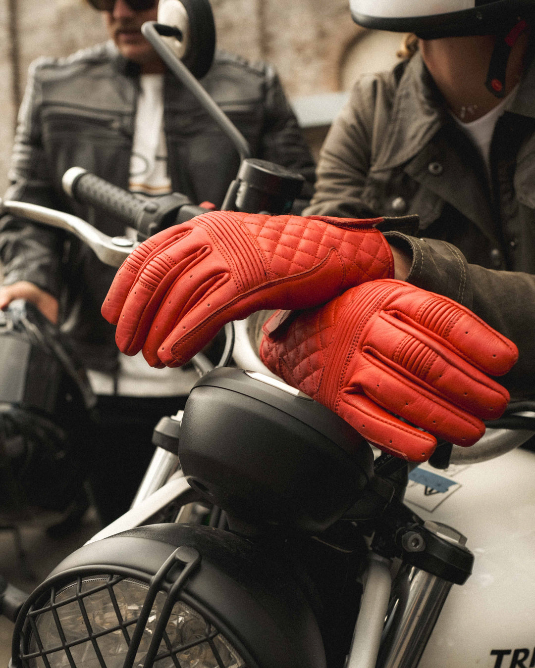 Merla Moto red vintage leather motorcycle gloves with quilted knuckle panels, padded palms, and perforated fingers for ventilation – classic retro riding gloves for men and women