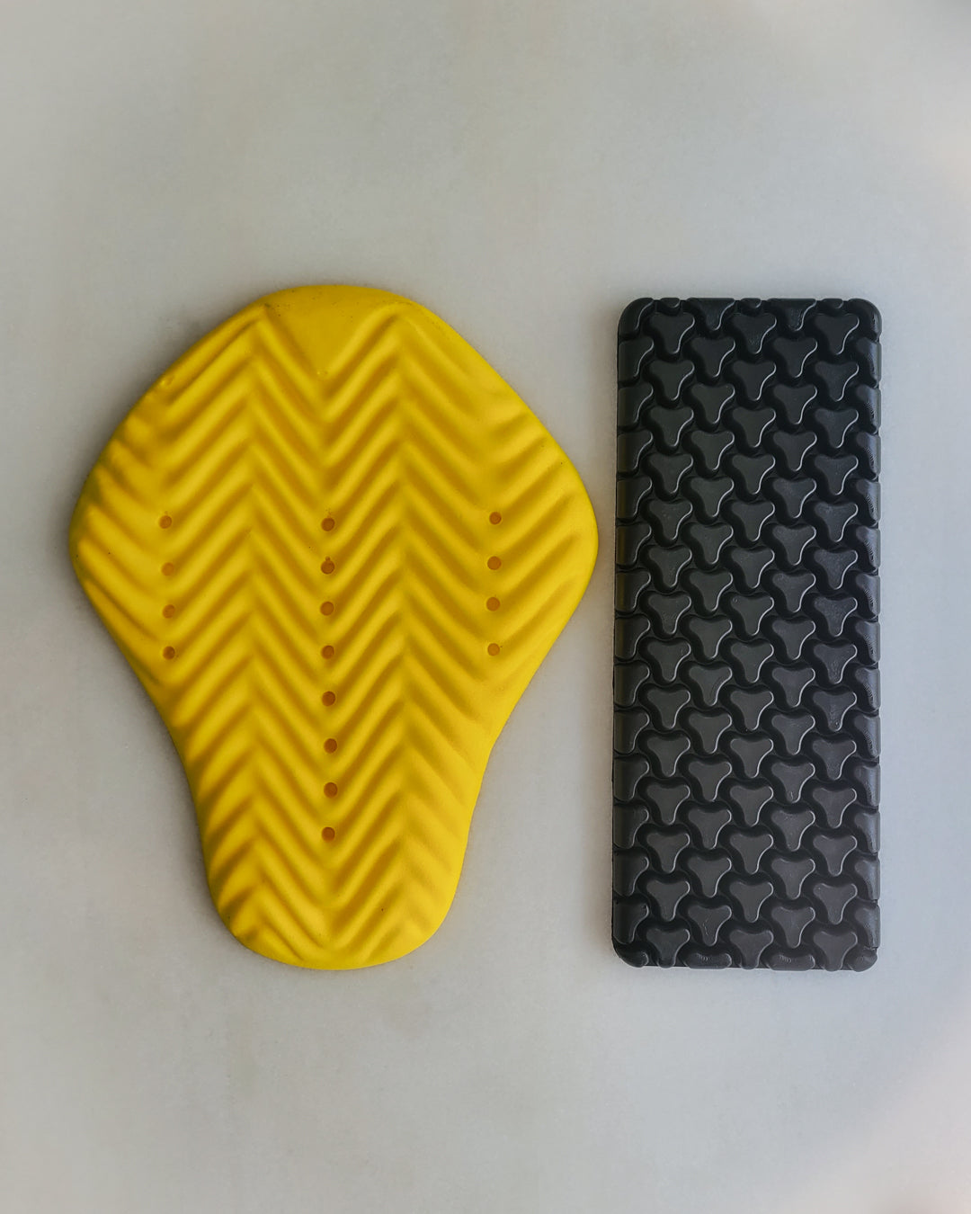 Size comparison between yellow back protector and Top-down view of the SAS-TEC SC-1/B47-2 back protector for Lazyrolling armored hoodies, with dimensions 360x140x16 mm, offering CE Level 2 protection for maximum comfort and impact resistance.