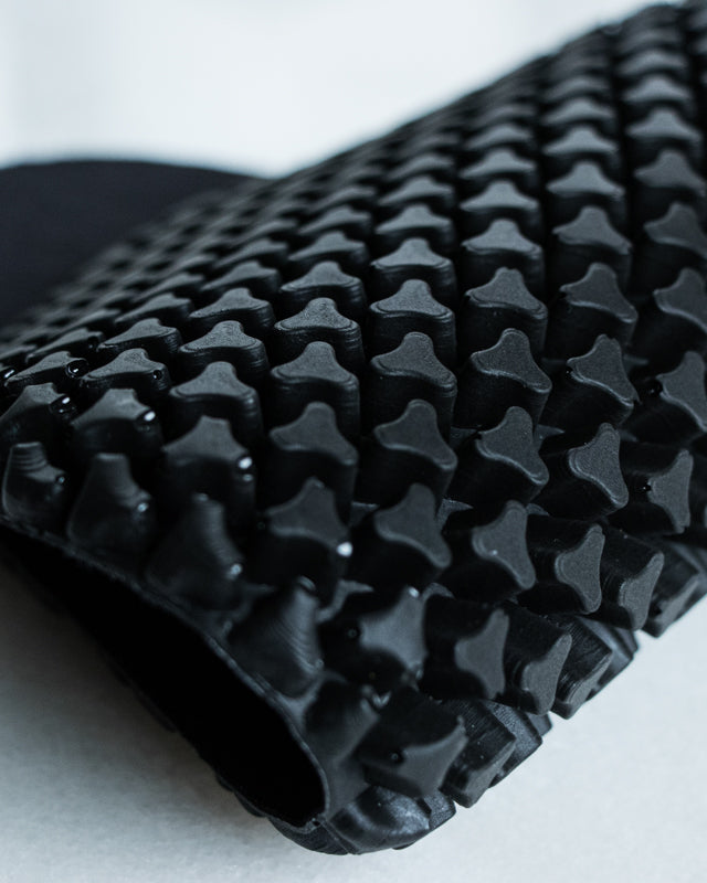 Detailed image of joint protectors, made of viscoelastic foam with impressive impact absorption, designed for optimal comfort and flexibility in motorcycle gear